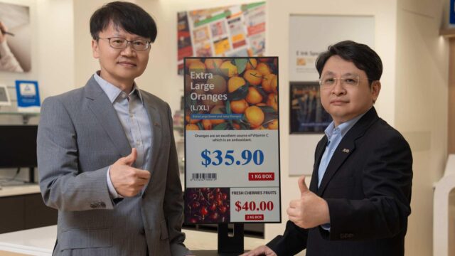 Representatives of E Ink and AUO in front of a colour ePaper Display