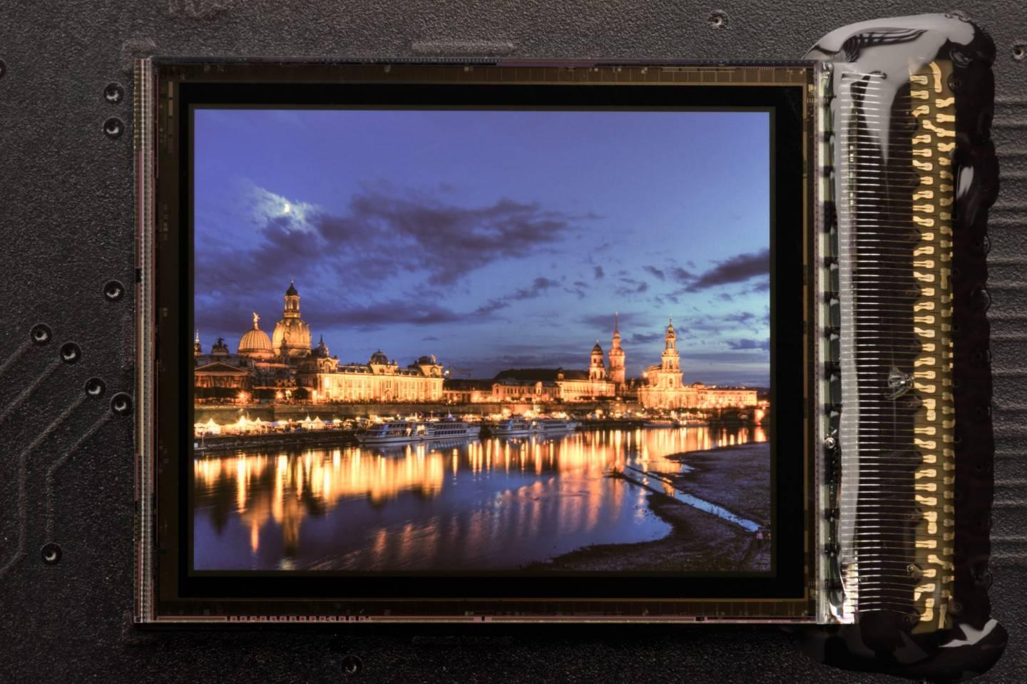 0.62-Inch SXGA high-voltage CMOS backplane with OLED