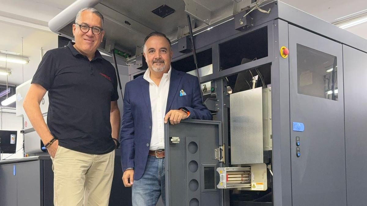 Mario Flores with Ricardo Villar and the Vetaphone corona treater fitted to Promographic’s digital press