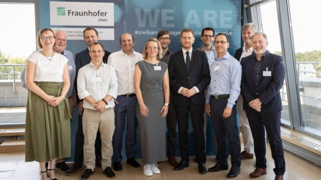 Ceremony marking 20 years of CNT – from left to right: Dr. Wenke Weinreich, Division Director Center for Nanoelectronic Technologies at Fraunhofer IPMS; Prof. Dr. Hubert Lakner, former Director of Fraunhofer IPMS; Dr. Lukas Gerlich, Bosch & alumnus; Dr. Thomas Oszinda, Siltectra & alumnus; Dr. Manfred Horstmann, General Manager and Senior Vice President at GlobalFoundries; Dr. Katja Steidel, AMTC & alumna; Dr. Maximilian Drescher, GlobalFoundries & alumnus; Saxon Minister President Michael Kretschmer; Dr. Frank Kromer, Digital Policy Spokesperson for the CDU faction in the Saxon State Parliament; Prof. Dr. Harald Schenk, Director of the Fraunhofer IPMS; Albrecht Pallas, Fourth Vice President of the Saxon State Parliament (SPD); Saxony's Minister President Michael Kretschmer; Dr. Axel Preusse, Senior Manager at Bosch