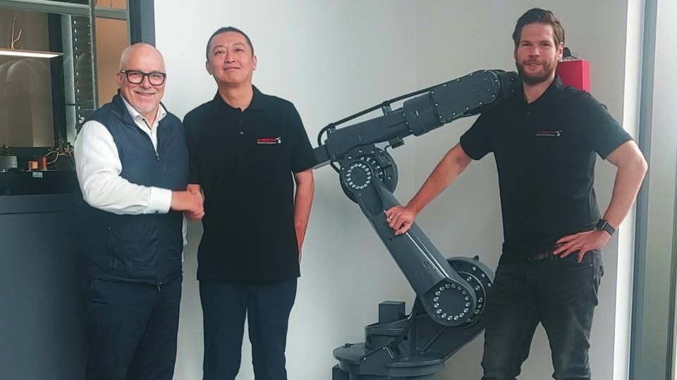 Jan-H. Röseler welcomes Phini Wang to the KOCH family