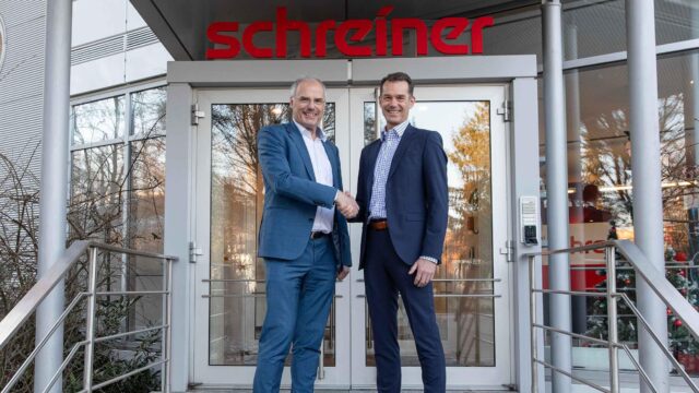 Mark Wright (right) assumes the responsibility from his predecessor Karl Tschacha.
