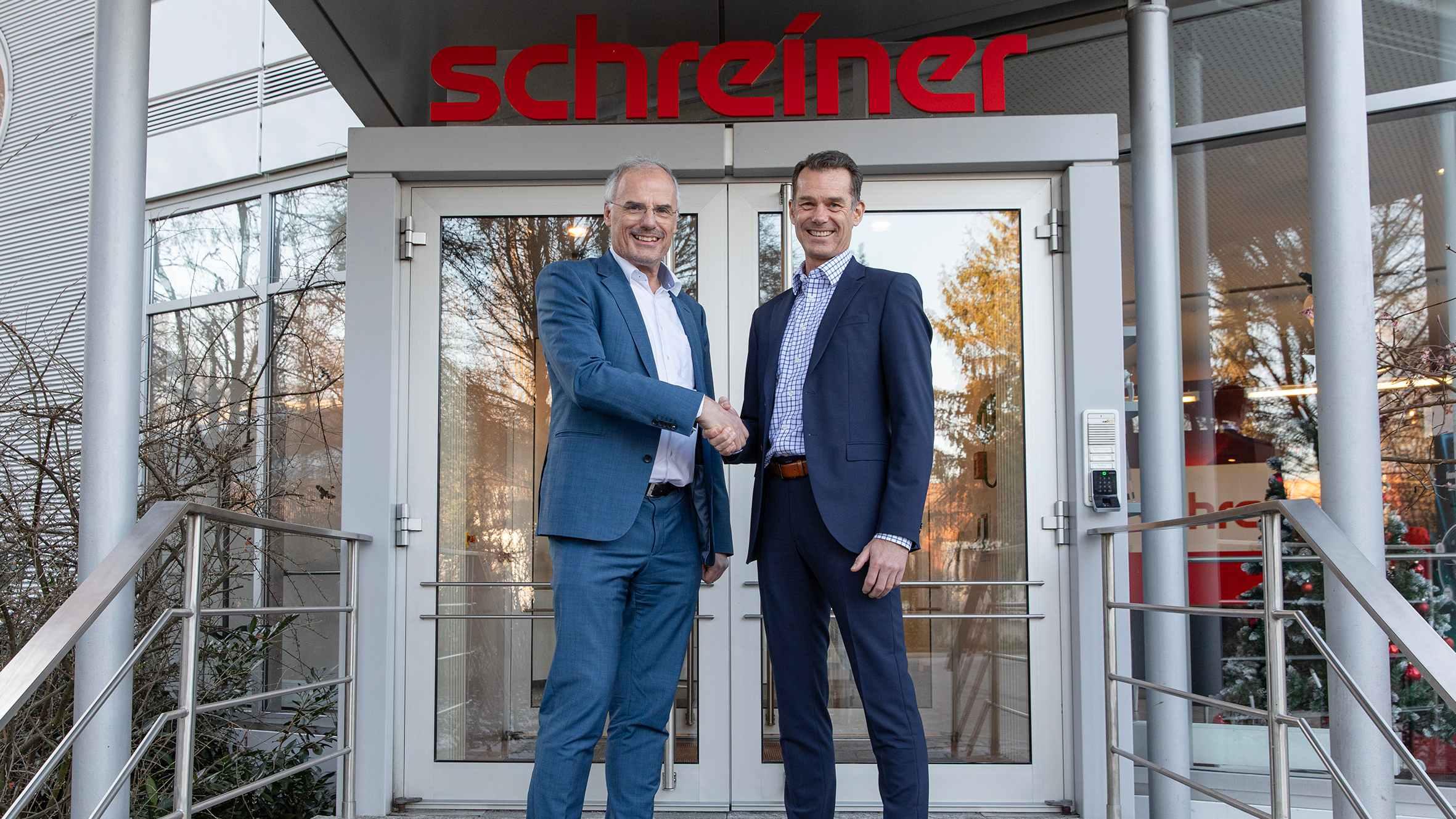 Mark Wright (right) assumes the responsibility from his predecessor Karl Tschacha.