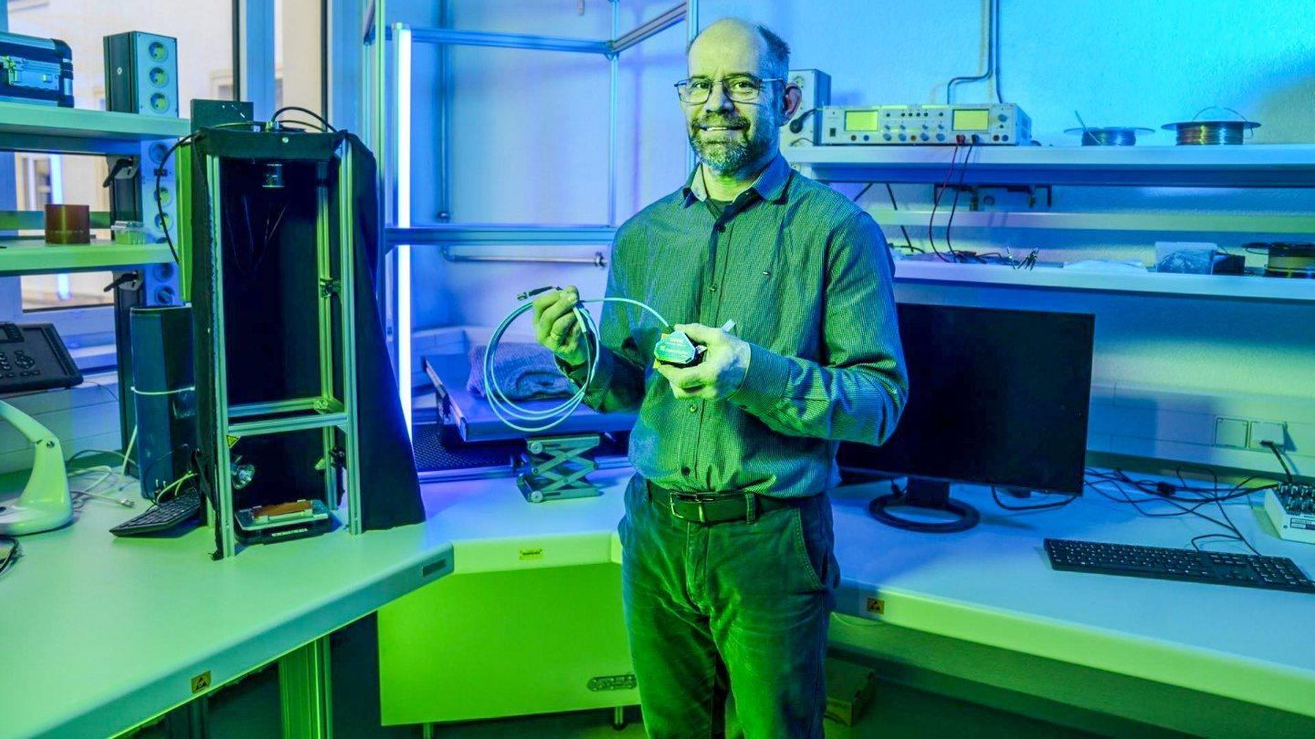 The Fraunhofer IPMS in Cottbus conducts research on intelligent sensor technology and AI-based systems, such as an ultra-compact hyperspectral camera that uses artificial intelligence to enable complex material and quality analyses in real time.